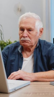 Memnun olmayan son sınıf öğrencisi dizüstü bilgisayar kullanıyor. Daktilo yazma çalışıyor. Aniden piyango talihsiz haber kaybetme oyunu başarısız bilgisayar virüsüne şaşırıyor. Yaşlı olgun büyükbaba evde.