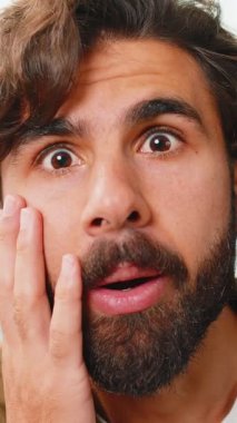 Aman Tanrım. Vay canına. Heyecanlı genç adam büyük gözlerle kameraya bakarken şaşırdı. Aniden kazanılan zafer haberleriyle şok oldu. Başarıyı kutlayan iyi haberler. Orta Doğulu mutlu bir adamın portresi.