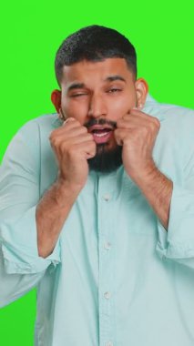 Stresli Hintli adam tehlike sorunlarından korkuyor, fobisi var, anksiyete bozukluğu var, korkuyu ifade ediyor, hayır diyor, kendine güvensizlik, stres, panik. Yeşil krom anahtar geçmişi olan korkmuş adam.