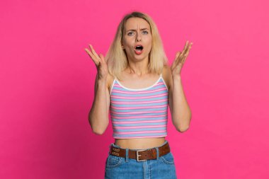 Üzgün, genç, beyaz bir kadın umutsuzluk yalnızlık, sinir krizi geçiriyor kumarhane piyango sonuçları, kötü şans, şanssız haberler karşısında şaşırıyor. Pembe arka planda izole edilmiş kız