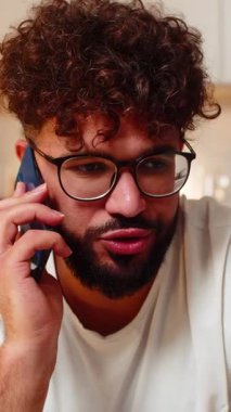 Evdeki Arap adam akıllı telefonlara cevap veriyor. Satış konuşmaları reddediliyor. Kızgınlık yok diyor. Kanepe bloklarındaki genç adam spam 'in iç çekişini bildiriyor..