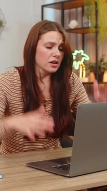 Evde dizüstü bilgisayarla çalışan genç bir kadın oyun kaybını okuyor ve başarısız bahis uyarısı yapıyor ve iç çekiyor. Masadaki beyaz kız kaşlarını çatar ve durur. Ortamı sakinleştirmeye çalışır ve haberleri kabul eder.