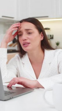 Evde genç bir kadın dizüstü bilgisayar sonuçlarını okuyor. Oyunu kaybettikten ya da reddedildikten sonra çok çabuk bir şekilde kendini kötü hissediyor. Kanepede oturan beyaz kız somurtuyor, ekrana bakıyor. Hüzünlü ruh hali stresi ve derin iç çekiş.