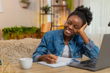 Evdeki kanepede oturan Afro-Amerikalı genç kadın günlüğe fikirler yazıyor. Yapılacak işleri ya da alışverişi planlıyorlar. Siyah kız sakin bir evde düşünceli ve odaklanmış görünüyor..