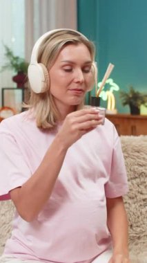 Hamile orta yaşlı bir kadın, yayılan gözlerinden koku buharı soluyor. Kulaklıklar kapalı ve sakin müzik çalıyor. Kanepede beyaz bir kız göbeğine sarılıyor yavaşça nefes alıyor rahatlatıcı kokunun tadını çıkarıyor..