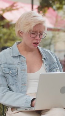 Dizüstü bilgisayarda yazı yazan genç bir turist üzgün. Ani piyango sonuçları, kötü haberler, servet kaybı, başarısızlık. Şehirde sandalyede oturan kızgın kız. Kasaba yaşam tarzları.