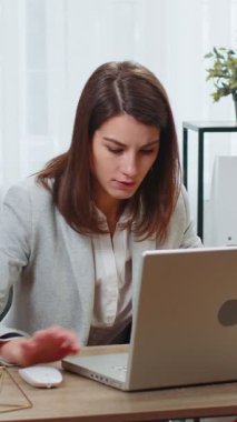 Resmi giysi içinde çalışan Kafkasyalı iş kadını programcı yazılım geliştirici sistem hatası virüsünü kaybetti. Kötü haber talih veri kaybı merkez ofiste başarısız oldu. Üzgün genç bayan serbest çalışan kız.