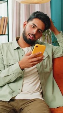 Mutlu adam cep telefonu daktilo kullanarak 