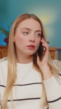 Kafkasyalı genç bir kadın akıllı telefondan kötü haber aldıktan sonra üzgün ve şokta. Duygusal kız telefonu yüz yüze tutuyor, empati kuruyor, hareketsiz ve düşünceli.