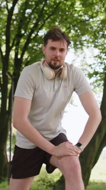 Kaçak akıllı saat zamanlayıcısı çalıştırıyor ve çalışıyor. Adam koşmadan önce kalp atış hızını kontrol ediyor. Erkek kardiyo çalıştırmaya başlar. Şehir parkındaki spor bilekliğinin nabzını kontrol et..