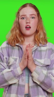 Üzgün kadın umutsuzluk, yalnızlık, sinir krizi, mağlubiyet piyango sonuçlarına şaşırmak, kötü talih, şanssız haberler. Çekici genç kız, krom anahtar arka planında izole edilmiş.