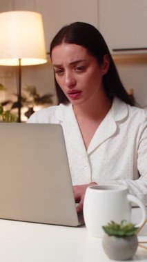 Geceleri genç bir kadın işten sonra laptopunu kapatıyor. Bitkin hissedince nefes almak istiyor. Akşamları masadaki beyaz kız yorgun görünüyor. Şakakların kırılması gerektiğini söylüyor. Gözler kapalı..