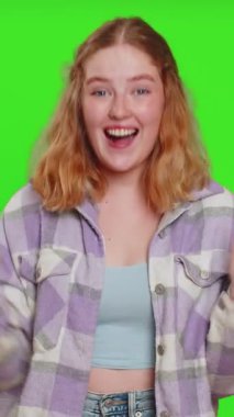 Sihirli değnek ve sihirli değnekle el kol hareketi yapan büyücü cadı, dileği gerçekleştiren büyücü büyüsü, indirimli tatil indirimi. Krom anahtar arka planında izole edilmiş beyaz kız