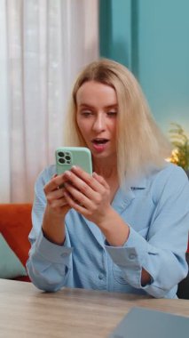 Kazanan genç bayan serbest çalışan cep telefonlu daktilo kullanarak 