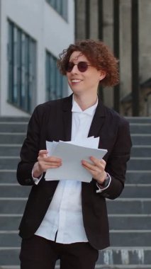 Başarılı, mutlu, beyaz, erkek, işadamı, kazanan, girişimci, patron, zafer kutlamaları için ofis binasının yakınlarına kağıt dökümanlar at..