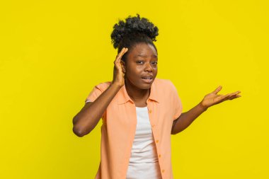 - Ne? - Seni duyamıyorum. Afrika 'lı bir kadın elleri kulağına dolanmış, kafasını karıştıran bir merakla öne eğiyor. Sarı arka plandaki siyah kız belirsiz ses ve konuşmayı anlamak için sürpriz bir çaba gösteriyor