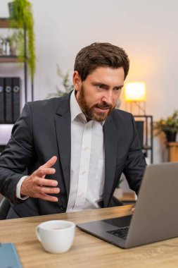 Merkez ofisteki orta yaşlı işadamı dizüstü bilgisayardaki şikayetleri düzenliyor cümleler yavaş nefes alıyor. Masadaki serbest çalışan adam kibarca cevap yazar ses tonunu ayarlar sabit odaklanma yazmaya devam eder.