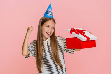 Genç kız sevinçle kollarına atlıyor doğum gününü kutluyor ve coşkulu ve keyifli bir şenlik havasında sürpriz bir hediye alıyor. Pembe arka planda izole edilmiş okul çocuğu