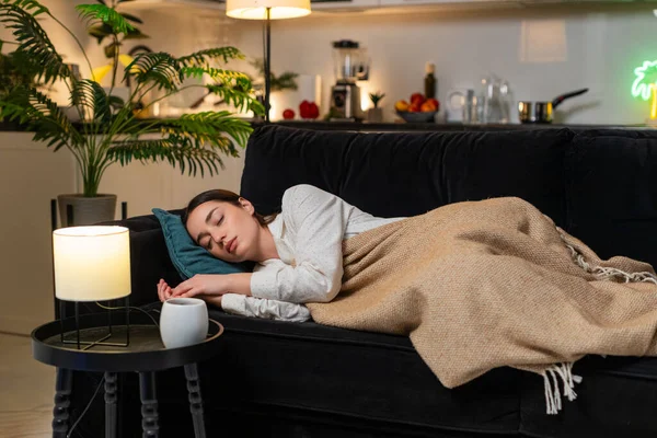 Geceleri eve gelen genç bir kadın yastık nefesinin üzerine düşer. Stresli gözler kapanır. Uyumak ister. Akşamları kanepede dinlenen beyaz kız sakin bir nefes alır uzun bir çalışmadan sonra yavaşça uykuya dalar..