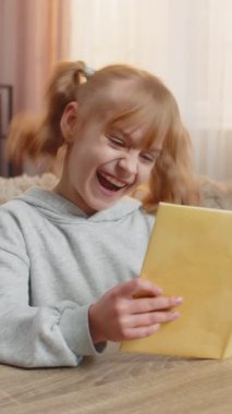 Evdeki bir kitapta dinozor resimlerini keşfeden genç bir kız heyecanla tepki veriyor ve kükreme taklidi yapıyor. Beyaz çocuk coşkuyla el sallıyor, oyunu sırasında neşe ve cazibesini dile getiriyor..