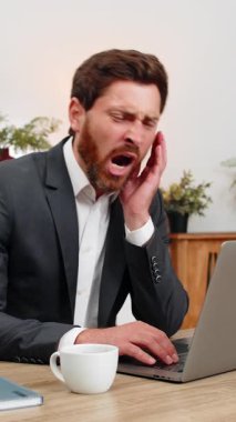 Merkez ofisteki orta yaşlı iş adamı esniyor ellerini neredeyse uykuya daldırıyor ve uyanmak için titriyor. Masadaki serbest çalışan adam koyu kahveyi yudumluyor ve dizüstü bilgisayarına taze enerjiyle geri dönüyor..