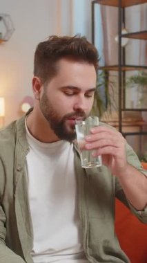 Tatmin olmuş beyaz tenli bir adam evinde, kanepede oturup sağlıklı bir hayat sürüyor, bir bardak saf su içiyor, gülümsüyor. Her gün su iç. Odadaki adam kameraya gülümsüyor..