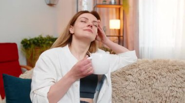 Orta yaşlı bir kadın sabahları evde sıcak çay içmeyi ve huzur içinde oturmayı sever. Genç yetişkin kız sakin ve cezalı hissediyor, günün yavaş başlamasını kucaklıyor rahat ve berraklıkla..