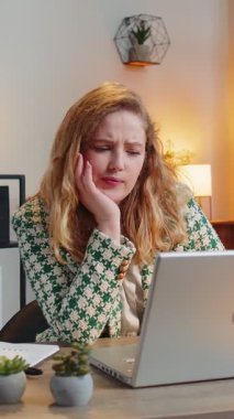 Sıkıcı uykulu iş kadını dizüstü bilgisayar esnemeleri üzerinde çalışıyor, ofis masasına yaslanıyor. Yorgun, Kafkasyalı, serbest çalışan, işkolik bir kadın. İstihdam, meslek, işsiz.