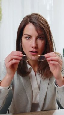 Aman Tanrım, vay canına. Kafkasyalı iş kadını gözlüklerini çıkardı ve kameraya baktı. Aniden kazanılan galibiyet, piyango hedefi başarısı ve iyi haberler karşısında şok oldu. Profesyonel Yönetici Serbest Çalışan Kız.