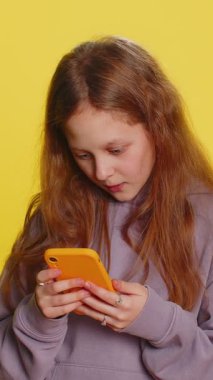 Üzgün, çocukluk çağındaki çocuk akıllı telefon daktilo kullanıyor, oyun oynuyor, kaybediyor. Ani piyango sonuçlarına şaşırıyor. Kötü talih, kayıp, başarısızlık, şanssız haberler. İçeride sarı arka planda üzgün çocuklar