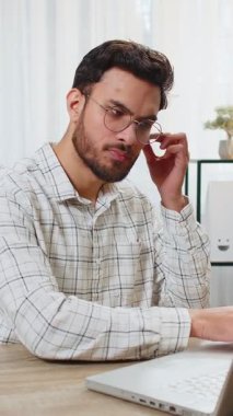 Ev ofisinin bilgisayarında çalışan mutlu Hintli işadamı kulaklık takıp en sevilen enerjik disko müziğini dinliyor. Serbest çalışan adam dinleniyor, ellerini başının arkasına koyup ara veriyor..