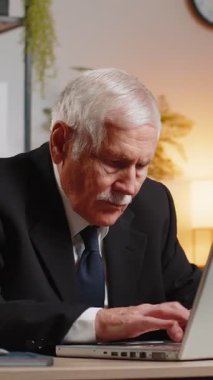 Hüsrana uğramış işadamı dizüstü bilgisayarla ilgili yazılım sorunları yaşıyor, kızgın büyükbaba sinirleniyor hata görüyor veya bilgisayar ekranında hata bildirimi yapıyor, deli çalışan virüs saldırısı ya da uygulama arızası yaşıyor