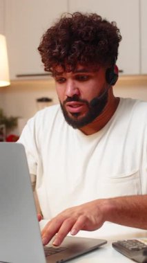 Evdeki Arap adam kulaklık takıyor. Acil aramalara cevap veriyor. Açık bilet bilgileri veriyor. Masada oturan genç adam ayrıntıları dinliyor. İstek kayıtlarını doğruluyor. Veri takvimlerini takip ediyor.