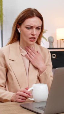 Merkez ofisteki orta yaşlı iş kadını çayını yudumluyor. Bal gibi boğazı acıyor. Fısıldıyor. Masa başındaki serbest çalışan kız dizüstü bilgisayardan cevap veriyor. Kontrol altında sinyalleri gösteriyor.