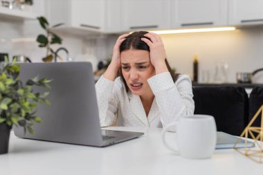 Evde genç bir kadın dizüstü bilgisayar sonuçlarını okuyor. Oyunu kaybettikten ya da reddedildikten sonra çok çabuk bir şekilde kendini kötü hissediyor. Kanepede oturan beyaz kız somurtuyor, ekrana bakıyor. Hüzünlü ruh hali stresi ve derin iç çekiş..