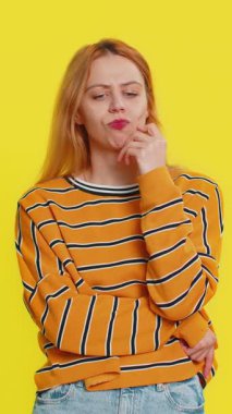 - İyi fikir. İlham verici genç sarışın bir kadın, ağzı açık bir şekilde işaret ediyor, plan yapıyor, girişimde bulunuyor, Eureka 'nın jest problemi çözümü için motivasyon gösteriyor. Sarı arkaplanda izole edilmiş kız