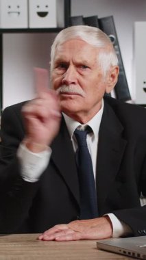 Kafkasyalı üst düzey iş adamı dizüstü bilgisayarla el sıkışıyor ve 