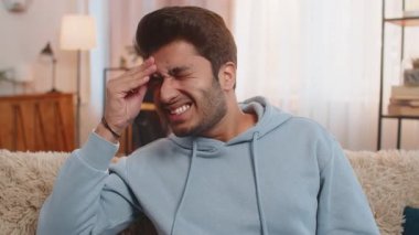 Hasta Hintli adam baş ağrısını, tansiyonu, migreni, stresi ve yüksek kan basıncını tedavi etmek için tapınakları ovuyor. İspanyol adam başını tutuyor, acı içinde yüzünü buruşturuyor, ağır bir rahatsızlık yaşıyor..