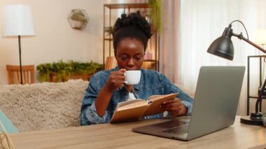 Afro-Amerikalı genç bir kadın evdeki kanepede oturuyor. Yoğunlaştırılmış ve sakince sayfaları çeviren bir kitap okuyor. Siyahi kız sakin bir rahatlama ve ilgi anının tadını çıkarıyor..