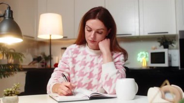 Gece yarısı orta yaşlı bir kadın sıcak çayını yudumluyor. Stres sonrası rahatlıyor. Nefesi durgun. Akşamları masadaki beyaz kız not defterine liste yapmak için yazar. Yarın için plan yapar..