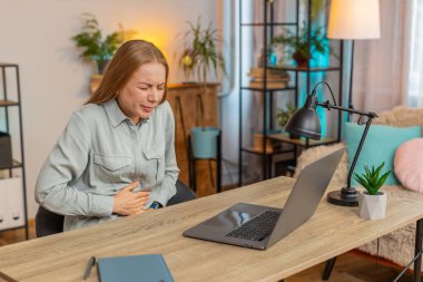 Hayal kırıklığına uğramış Kafkasyalı serbest çalışan kadın ofis bilgisayarında çalışırken aşırı yemek yiyor. Olgun bir iş kadınının karın ağrısına dokunması, rahatsızlık hissetmesi ve keskin bir ağrı hissetmesi..
