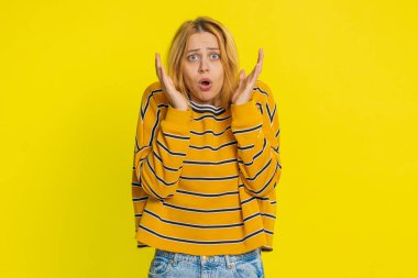 Stresli genç kadın tehlike sorunlarından korkuyor, fobisi var, anksiyete bozukluğu korkuyu gösteriyor hayır, güvensizlik, stres, panik. Korkak kız sarı arka planda izole edilmiş.