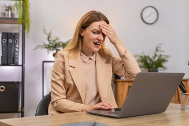 Ev bilgisayarındaki orta yaşlı iş kadını sistem çökmesi veri kaybının kafa facepalm seviyesini yükselttiğini görüyor. Masadaki serbest çalışan kız dosyaları kurtarmaya çalışıyor. Uygulamayı yeniden başlatıyor. Yedek tuşlara basıyor.