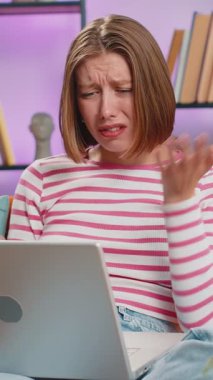 Hoşnut olmayan genç bir kadın dizüstü bilgisayar kullanıyor. Daktilo yazarken çalışıyor. Ani piyango kazasının kötü haber kaybı bilgisayar virüsüne yol açmasına şaşırıyor. Esmer kadın evinde, kanepede yatıyor.