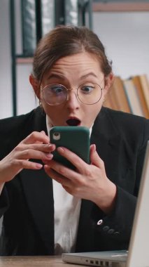 Aman Tanrım, vay canına. Akıllı telefon üzerinde çalışan Kafkasyalı mutlu iş kadını ani zafer, oyun kazanma, piyango hedefi başarısı iyi haberlerle şok oldu. Ofisteki güzel yönetici bayan serbest çalışan.