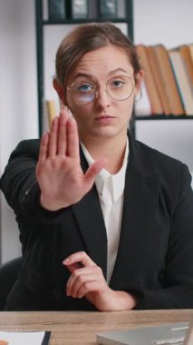 Kes şunu! Kafkasyalı iş kadını dizüstü bilgisayarda çalışıyor, bitirme uyarısı, giriş yasağı, iletişimi kesme, vücut dili, reddedilme, tehlike sorunu. Ofisteki serbest çalışan kadın yönetici.