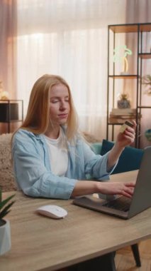 Kadın evden alışveriş yapıyor, eşyaları el arabasına taşıyor ve artan bir heyecanla dizüstü bilgisayarına kredi kartı verileri yazıyor. Kız sırıtıyor, düzgün alışverişi ve uygun dijital düzeni kutluyor..