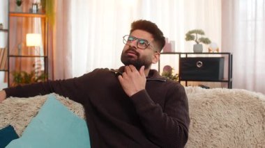 Evdeki Hintli adam kanepede oturur ve yüzünde rüya gibi bir nostaljik ifadeyle yan yana bakar. Arap adam geçmişten birini hatırlıyor, sakin düşünce ve duygusal yansıma anında kaybolmuş.