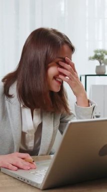 Gergin Kafkasyalı yönetici ofis masasında dizüstü bilgisayarla tartışıyor. Duygusal iş kadını agresif bir bilgisayar araması yapıyor. Stresli bayanın astlarını azarlaması ve bilgisayarı kapatması.