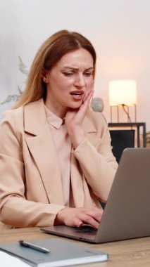 Merkez ofisteki orta yaşlı iş kadını dizüstü bilgisayarla çalışıyor diş ağrısının odaklanmaya çalışmasına neden olduğunu hissediyor. Masadaki serbest çalışan kız yavaş tempo yazmaya devam ediyor. Çene molası devam ediyor.